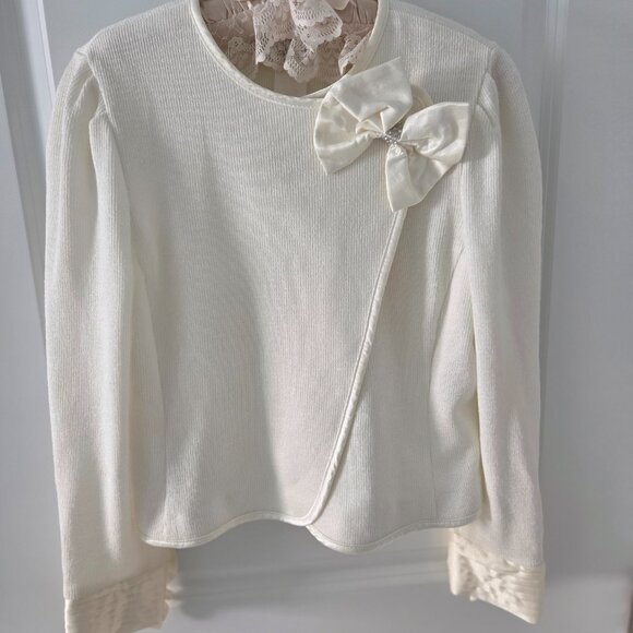 Ivory Top With Bow 8 - Picture 1 of 8